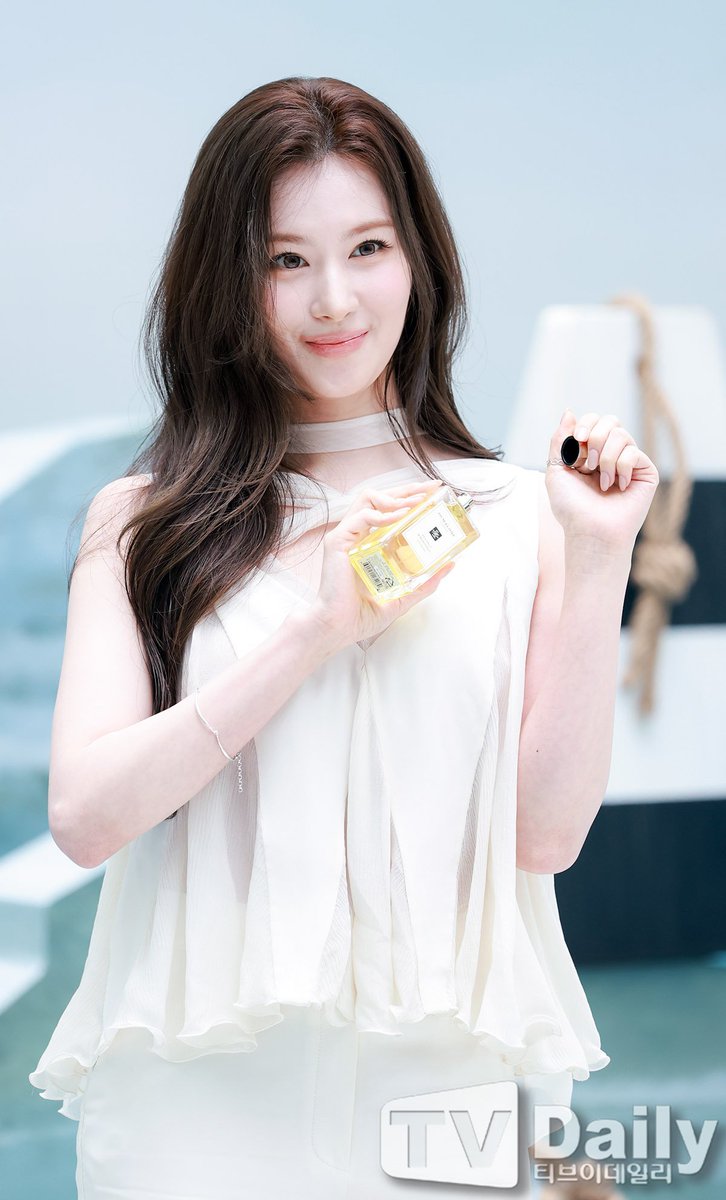 SubjectKpop's tweet photo. Sana attended Jo Malone London event today 

#TWICE #트와이스 @JYPETWICE https://t.co/pF3k7SMc0x