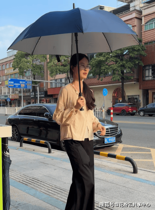 watsonlocked's tweet photo. A stranger held the door for me in the pouring rain, handed me a warm tissue, and said "Hope your day gets brighter". Small things that make the world soft https://t.co/tVWjswXmtD
