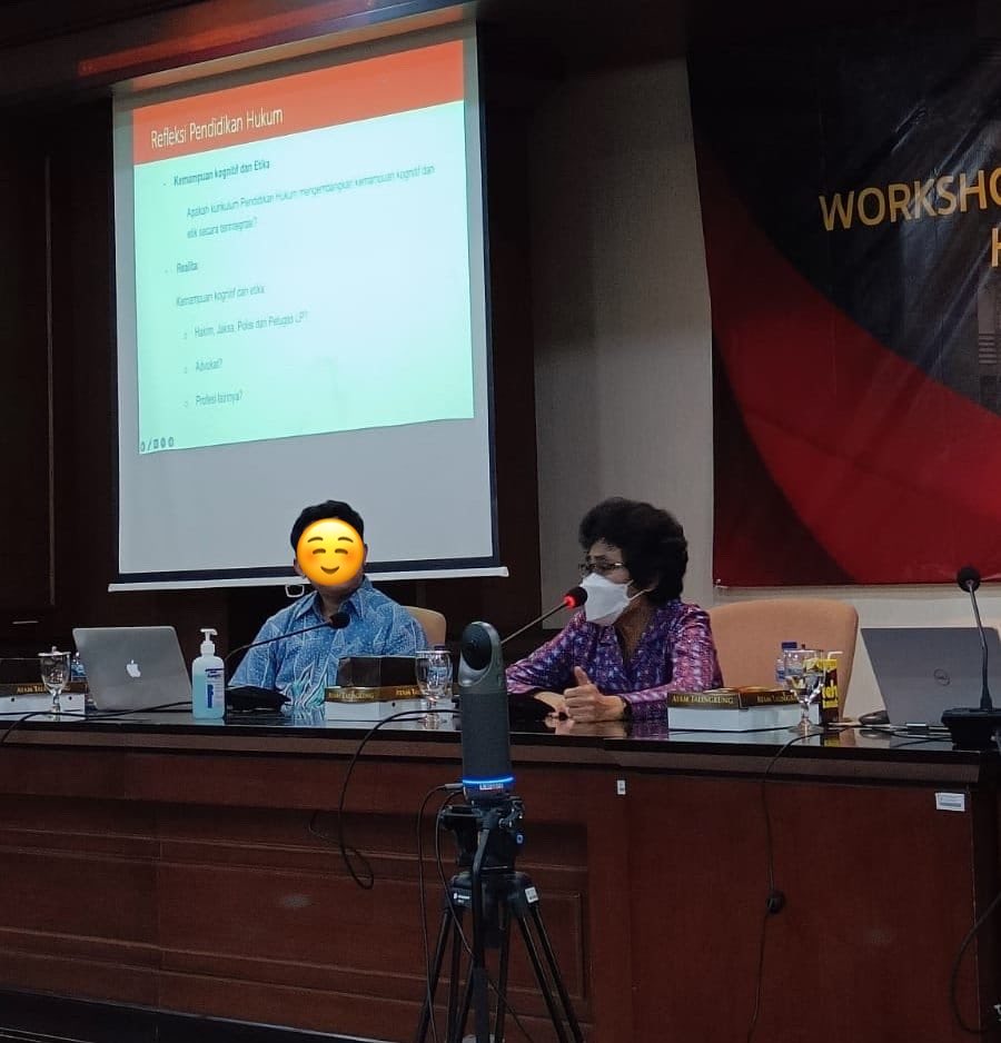 dosenhukumnotes's tweet photo. pernah mengadakan workshop, dengan mengundang Bu Albertina Ho ke Fakultas.

beliau sama sekali ngga berkenan dijemput atau diantar. Sangat memudahkan. Ngga banyak protokoler. 

beliau menyampaikan, bahwa:

pendidikan hukum tidak cukup menghasilkan sarjana yang cerdas secara kognitif. Tantangannya adalah membentuk profesional hukum yang mampu menerjemahkan pengetahuan menjadi tindakan yang beretika.

😔