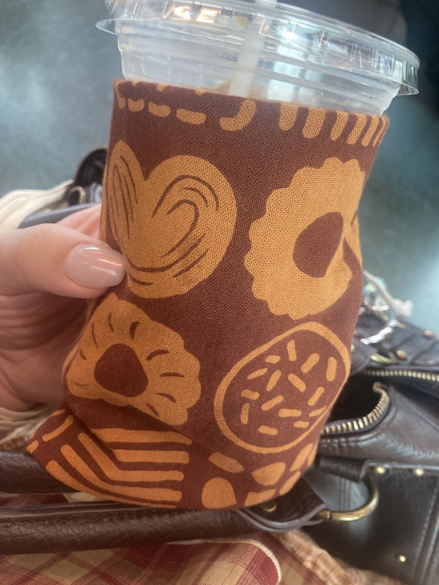 omaemonachan's tweet photo. 手ぬぐいは水滴でびちょびちょのカップのスリーブがわりにさえなる🥤
手ぬぐいを広める活動をしています https://t.co/nN7vrP5RaR
