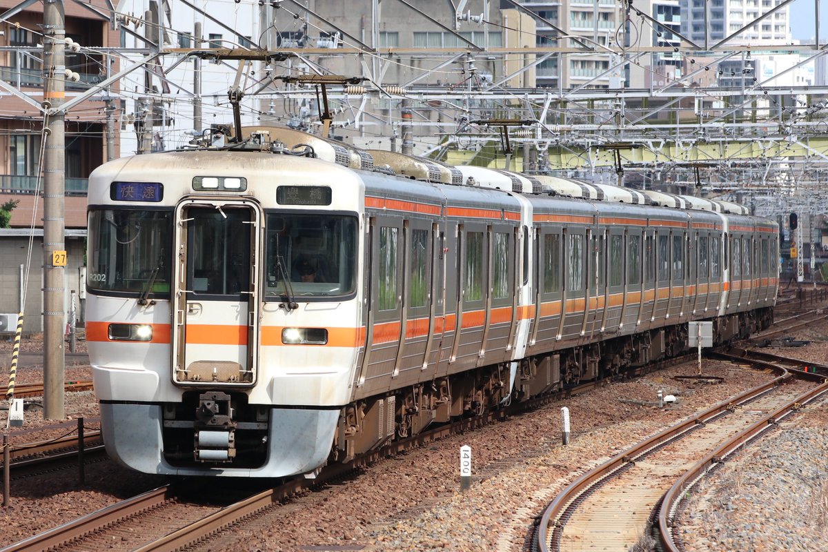 Ozaaaa_313's tweet photo. 2510F    ← R202 + J15 + Z3

久しぶりに 313系  2+4+2両の変態編成が爆誕！
関西線のイメージが抜けてない1300番台が、8両引き連れて東海道をかっ飛ばす姿。
このゲテモノ感、痺れます！

2026.8.13 https://t.co/QN3Zfp84kF