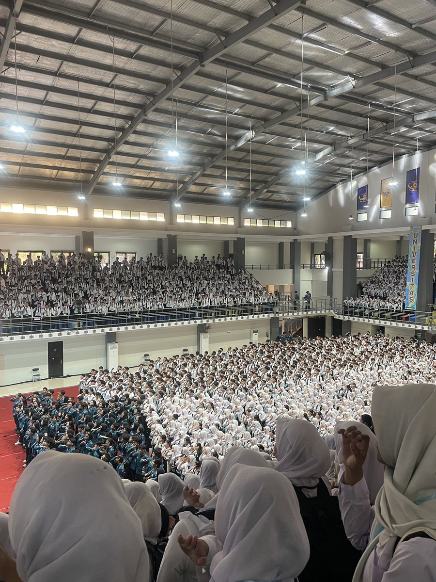astudss's tweet photo. kakak kakak panitia #RajaBrawijaya2026 aku dari venue gor pertamina di day 3 kemarin, jujur aku nangissss T_T bukan karena takutt sama itu tapi sedih waktu kalian kumpul jadi satu n say goodbye to us.. rabraw'26 sangat berkesan di hati aku selamanyaa, ilysm kakak panitia rabraw💙 https://t.co/cqZSwdnZaJ