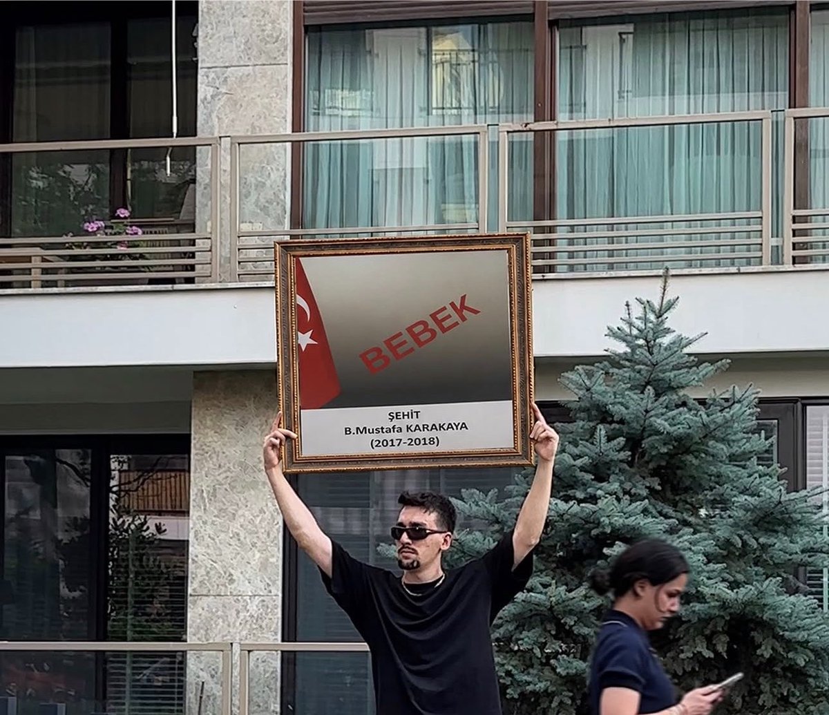 Sademilliyetci's tweet photo. Bir Türk evladının, şehit bebek Mustafa Karakaya’yı anarak “Çerçeve” başlığıyla paylaştığı fotoğraf. https://t.co/rL1UP1FQNW
