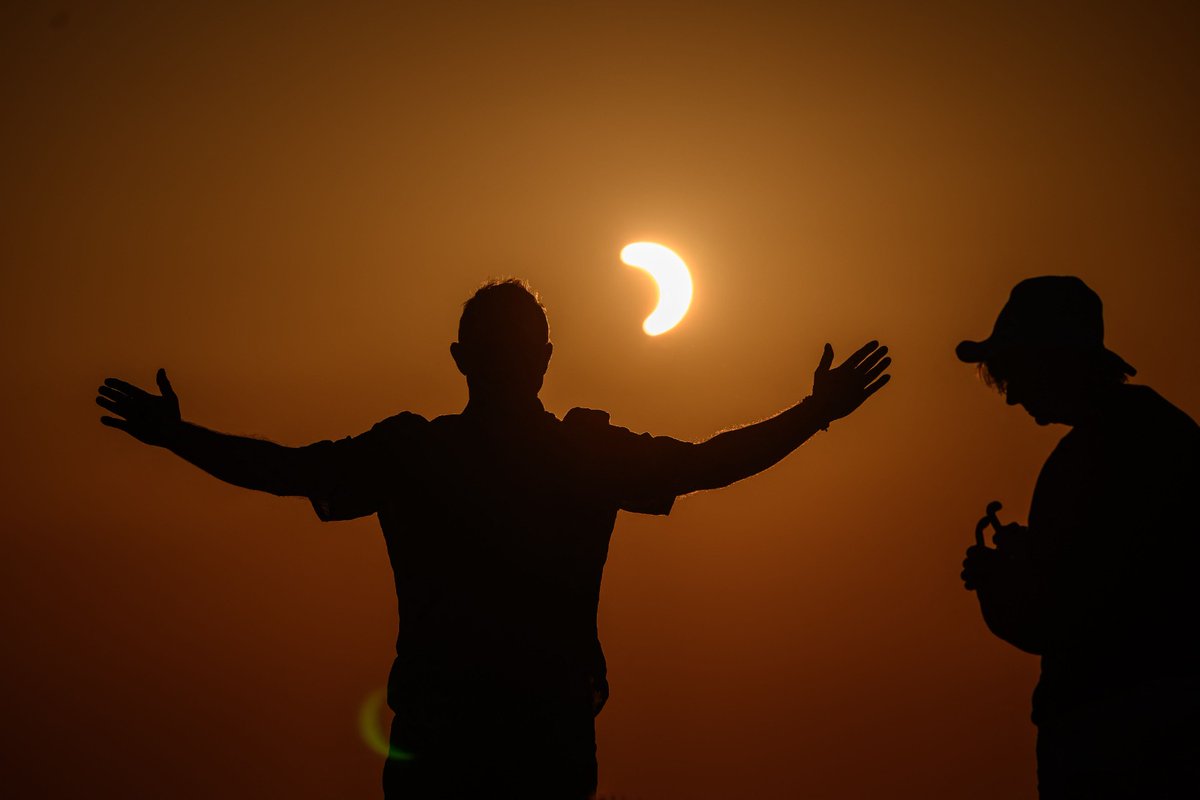 El_Universal_Mx's tweet photo. 🌒 🇨🇭 Un grupo de personas observó el eclipse solar de este miércoles desde la montaña Stanserhorn, en Suiza.

📸 #FOTOS: EFE/AFP https://t.co/ikq7HiwZK4