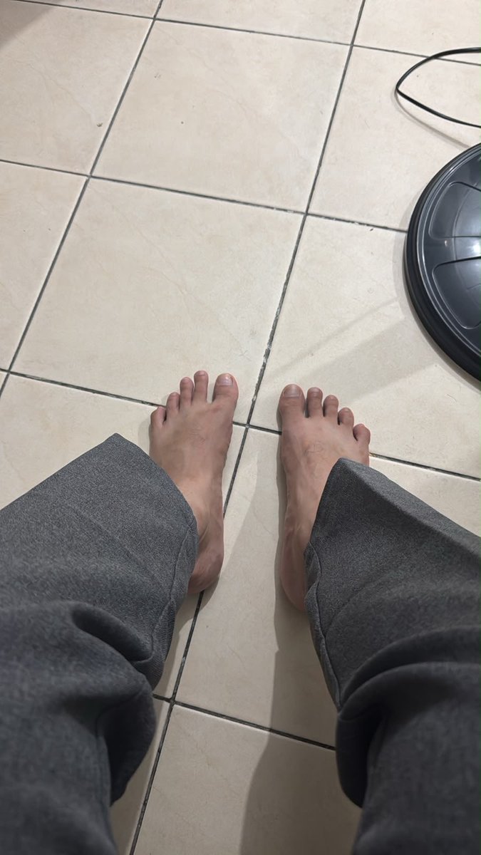 Makoslamo's tweet photo. Kaki ini perlu di sembah dan dijilat. Any slave? https://t.co/OmR6thhFqx
