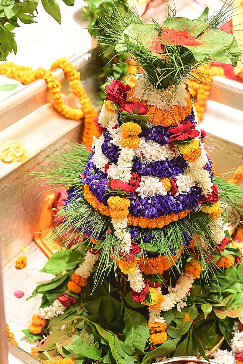 ShriVishwanath's tweet photo. श्री काशी विश्वनाथ जी की मंगला आरती I
#kashivishwanath #kashi #sanatandharma #banarasisilkdupatta https://t.co/AZH5jrXMvG