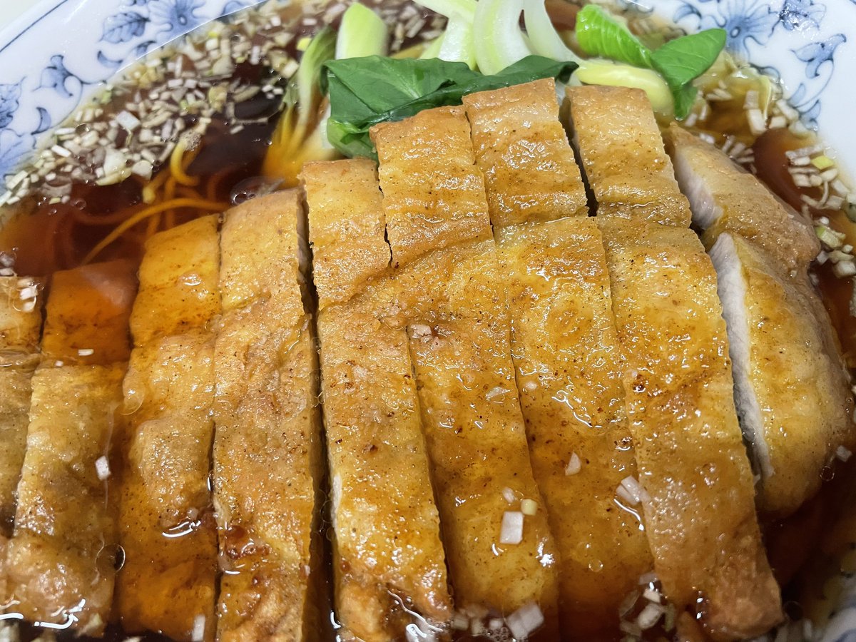 sichuanfuu's tweet photo. 8/13木
お昼のみ営業です🍆

19年注ぎ足し熟成スパイス醤油
香味野菜と各種スパイス
八角、経皮、陳皮、花椒、ブラックペッパーなどを1時間煮込んで完成🔥

揚げネギ醤油中華そばやパイこー麺
醤油スープなどに使用
スパイスの香りがお料理を引き立てます👌

本日もご来店お待ちしております🍜 https://t.co/NMzkbz3Kvh
