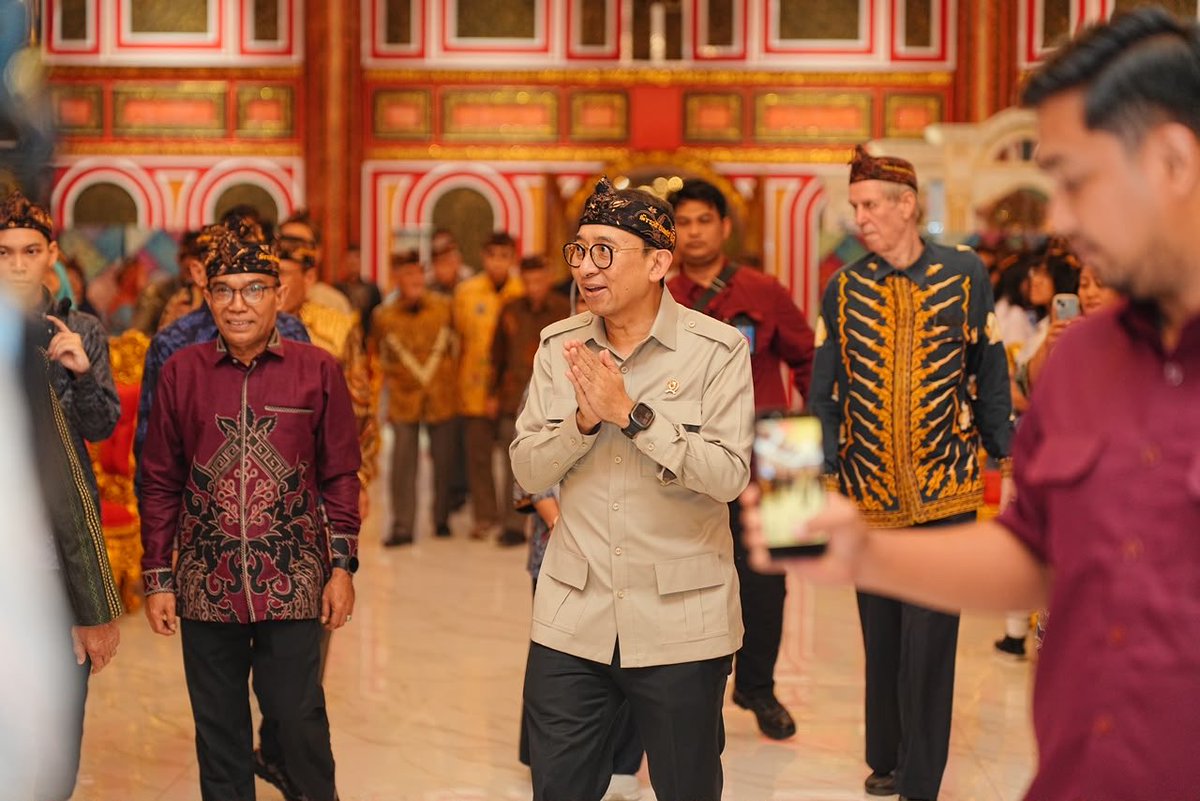 fadlizon's tweet photo. Mengunjungi Keraton Majapahit Jakarta, disambut langsung oleh Ketua Kraton Majapahit Jakarta, Jenderal TNI (Purn.) A.M. Bapak Hendropriyono.

Kunjungan ini  menjadi bagian dari kegiatan Sosialisasi Aksara Nusantara yang bertujuan memperkenalkan dan mengembangkan Aksara Nusantara sebagai media edukasi budaya bagi generasi muda Indonesia.

Pengembangan Aksara Nusantara dirumuskan secara kolaboratif oleh Keraton Majapahit Jakarta bersama para ahli aksara dari sejumlah perguruan tinggi, di antaranya Universitas Indonesia, Universitas Gadjah Mada, Universitas Negeri Jakarta, Universitas Diponegoro, UIN Alauddin, serta para pegiat aksara.