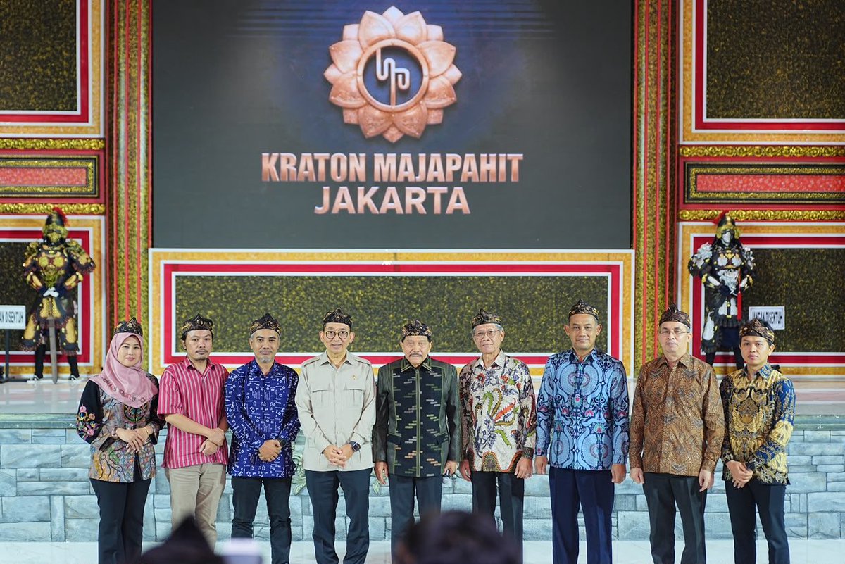 fadlizon's tweet photo. Mengunjungi Keraton Majapahit Jakarta, disambut langsung oleh Ketua Kraton Majapahit Jakarta, Jenderal TNI (Purn.) A.M. Bapak Hendropriyono.

Kunjungan ini  menjadi bagian dari kegiatan Sosialisasi Aksara Nusantara yang bertujuan memperkenalkan dan mengembangkan Aksara Nusantara sebagai media edukasi budaya bagi generasi muda Indonesia.

Pengembangan Aksara Nusantara dirumuskan secara kolaboratif oleh Keraton Majapahit Jakarta bersama para ahli aksara dari sejumlah perguruan tinggi, di antaranya Universitas Indonesia, Universitas Gadjah Mada, Universitas Negeri Jakarta, Universitas Diponegoro, UIN Alauddin, serta para pegiat aksara.