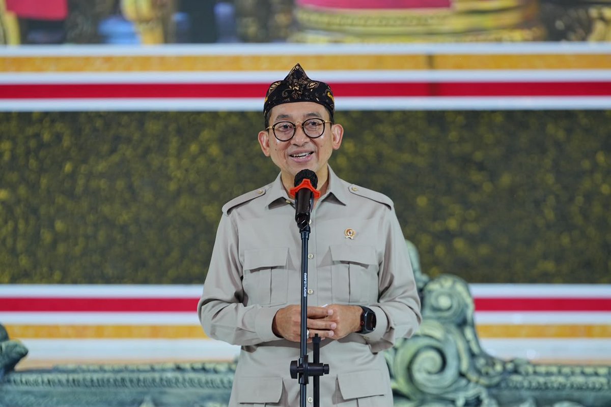 fadlizon's tweet photo. Mengunjungi Keraton Majapahit Jakarta, disambut langsung oleh Ketua Kraton Majapahit Jakarta, Jenderal TNI (Purn.) A.M. Bapak Hendropriyono.

Kunjungan ini  menjadi bagian dari kegiatan Sosialisasi Aksara Nusantara yang bertujuan memperkenalkan dan mengembangkan Aksara Nusantara sebagai media edukasi budaya bagi generasi muda Indonesia.

Pengembangan Aksara Nusantara dirumuskan secara kolaboratif oleh Keraton Majapahit Jakarta bersama para ahli aksara dari sejumlah perguruan tinggi, di antaranya Universitas Indonesia, Universitas Gadjah Mada, Universitas Negeri Jakarta, Universitas Diponegoro, UIN Alauddin, serta para pegiat aksara.