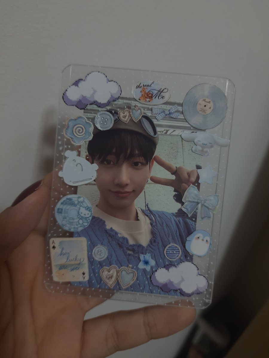 myngbbz's tweet photo. - feedback positivo ☆ 
@coupscrf, me vendeu esse toploader personalizado lindíssimo, chegou certinho e o atendimento foi muito bom,agora meus myungjaes com paleta azul tem um lar, muito obrigada querida 💕 https://t.co/DmHbOc4gNS
