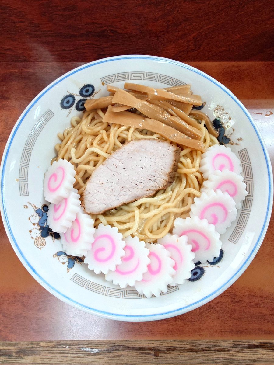 3qramen's tweet photo. #珍々亭
油そば＋なると盛り
🍜2026年86杯目

油そば発祥のお店といわれている創業1954年のレジェンド店に念願の初訪問！まさにTHE・油そば🍜シンプル・イズ・ベスト🍥もちもち麺もすごい美味しかった！歴史を感じる一杯でした。ごちそうさまでした😊 https://t.co/UFPxPfDYFv