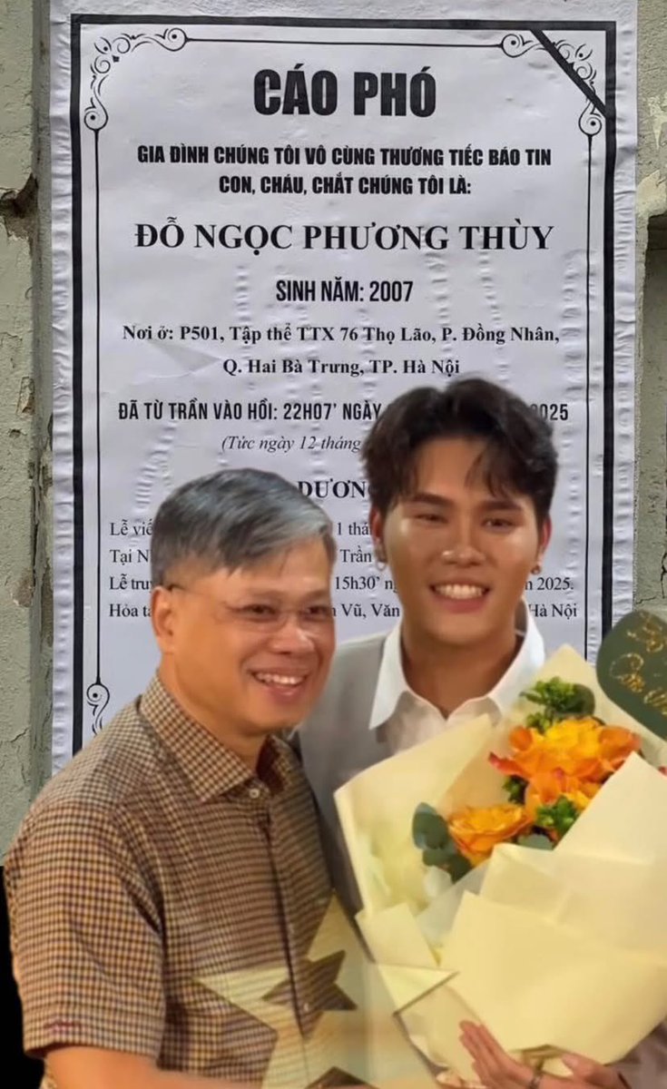 ryuminimimi's tweet photo. 🇻🇳: ĐẠI BIỂU QUỐC HỘI NGUYỄN SỸ CƯƠNG GÂY TAI NẠN NGHIÊM TRỌNG LÀM NỮ SINH ĐỨT LÌA CHÂN VÀ QUA ĐỜI NHƯNG KHÔNG BỊ TRUY TỐ

BỘ MÁY NHÀ NƯỚC VIỆT NAM ĐANG DẦN THỐI NÁT VÀ MỤC RỮA!

Người gây tai nạn là Nguyễn Sỹ Cương, đại biểu quốc hội khóa 13, 14, cử nhân luật, trình độ lý luận chính trị cao cấp. Địa điểm xảy ra tai nạn trên đường Nguyễn Huy Tự, quận Hai Bà Trưng, Hà Nội rất gần các bệnh viện lớn như Bệnh viện 108, Hữu Nghị, nhưng phải 20 phút sau mới có xe cấp cứu đến. Tức là ông Nguyễn Sỹ Cương đã rời bỏ hiện trường, không hỗ trợ hai cha con nữ sinh lúc đó đang trong tình trạng nguy kịch để đưa đi cấp cứu.

Sự việc xảy ra lúc 13 giờ ngày 30/5/2025, nhiều người dân nói chiếc xe hơi phóng rất nhanh, có dấu hiệu sử dụng chất có cồn, nêu không có cây to cán lại thì xe hơi còn đâm đi xa tiếp. Toàn bộ báo chí đưa tin chỉ nói người gây tai nạn tên viết tắt là NSC, nhưng ém nhẹm không hề nói tên đầy đủ và là Đại biểu Quốc hội.

Tình hình nữ sinh sinh năm 2007 bị đứt lia một bên chân phải, phải tiến hành cắt cụt ⅓ đùi phải, gãy hở xương đùi trái, gãy xương sườn 7-11 phải, tràn dịch màng phổi, vỡ gan, vỡ khung xương chậu, chấn thương bụng kín, tổn thương tầng sinh môn phức tạp... Gần như đã vĩnh viễn thương tật suốt đời, trong khi em chỉ còn hơn một tháng nữa là thi đại học.

Điều căm phẫn là ông Nguyễn Sỹ Cương này đã dửng dưng lên một chiếc xe máy đến đón rồi bỏ đi, trong khi hai cha con nữ sinh vẫn đang bị thương rất nghiêm trọng, không ở lại hỗ trợ nạn nhân đi cấp cứu. !!! 😡😡😡

Yêu cầu các cơ quan chức năng phải điều tra rõ nguyên nhân tai nạn, cẩn thận không có các camera xung quanh nhà dân lại bi "tẩy trắng" bất thường. Xem xét tư cách đạo đức ông Nguyễn Sỹ Cương có xứng đáng là ĐBQH nữa hay không. Người dân cần theo dõi sát vụ này để sự việc không bị chìm xuồng, tìm lại công bằng cho gia đình nữ sinh.