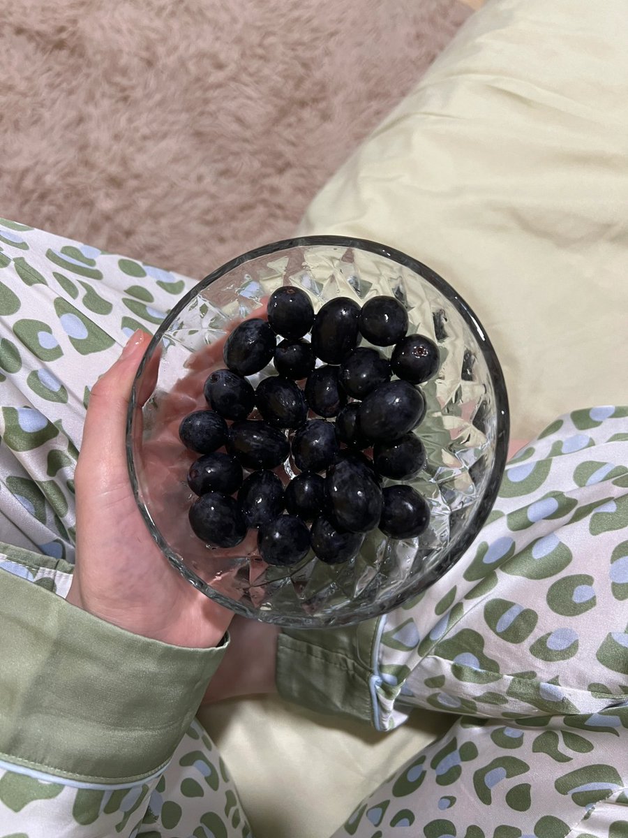 Kelly_qrw's tweet photo. A quiet night is perfect for slowly enjoying some fruit https://t.co/vG7hswJMX7