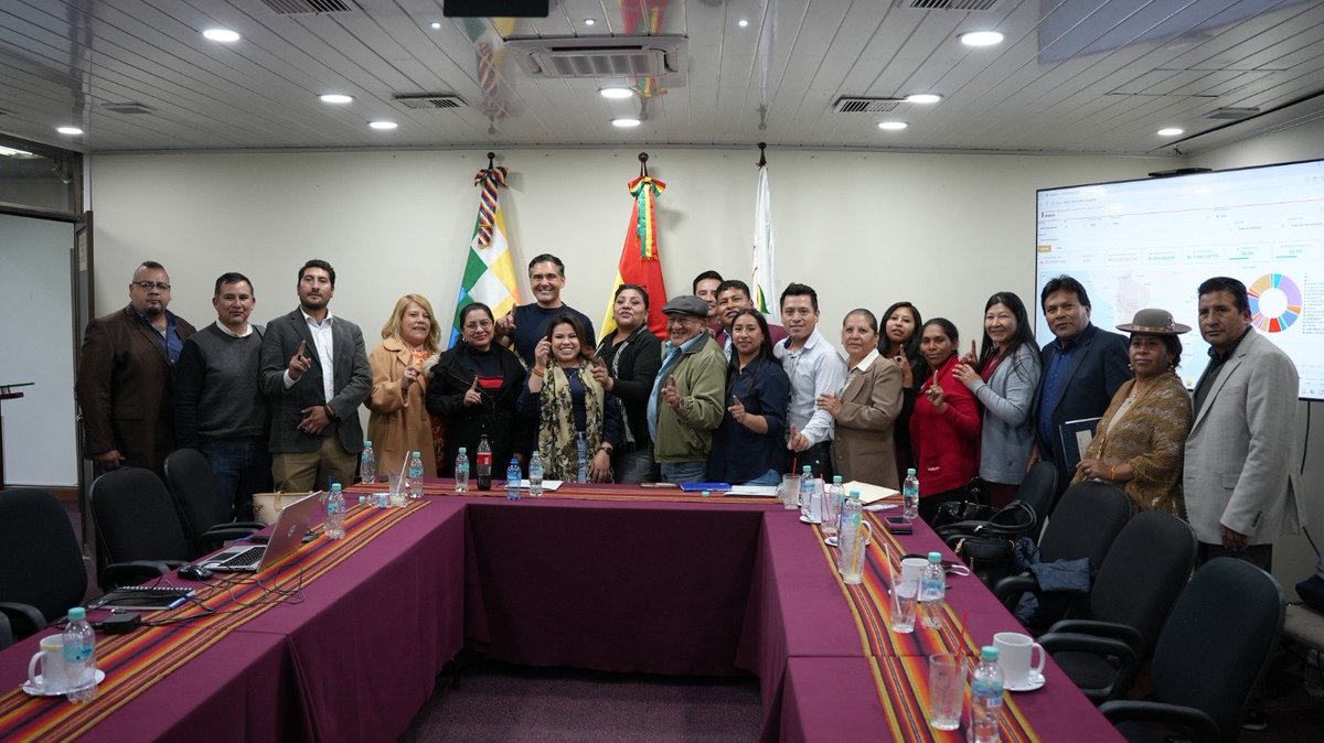 MPSMAyABolivia's tweet photo. #NotaDePrensa | El ministro Oscar Mario Justiniano coordina agenda de trabajo con asambleístas nacionales para potenciar la producción en las regiones

Más detalles 👇🏻
https://t.co/kN80Ww4fIM https://t.co/2vHpxDCLnh