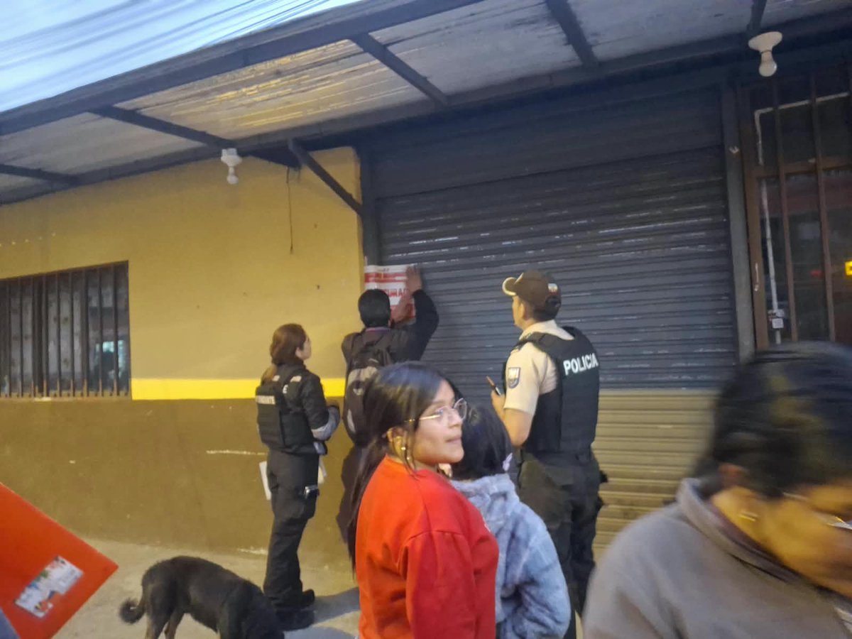 xbermudezlec's tweet photo. La @PoliciaEcuador, en coordinación con autoridades locales, ejecutó el operativo #Apolo22 en el sector de Turi y zonas aledañas, con el objetivo de prevenir y contener hechos delictivos.
Durante la intervención se realizaron controles a personas, vehículos, mecánicas y locales comerciales, obteniendo como resultados:
🔹 42 vehículos y 6 personas registradas en los puntos de control.
🔹 3 locales comerciales clausurados por incumplimiento de permisos de funcionamiento.
🔹 1 motocicleta aprehendida en un taller por no contar con elementos de identificación visibles.
🔹 2 motocicletas encontradas abandonadas y aprehendidas para investigaciones, debido a que sus números de motor y chasis eran ilegibles.
Seguimos trabajando en territorio para fortalecer la seguridad.