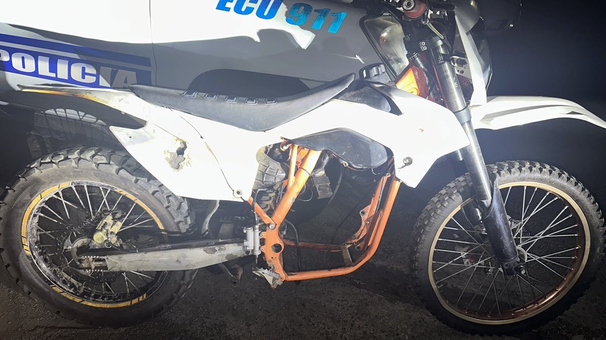 xbermudezlec's tweet photo. La @PoliciaEcuador, en coordinación con autoridades locales, ejecutó el operativo #Apolo22 en el sector de Turi y zonas aledañas, con el objetivo de prevenir y contener hechos delictivos.
Durante la intervención se realizaron controles a personas, vehículos, mecánicas y locales comerciales, obteniendo como resultados:
🔹 42 vehículos y 6 personas registradas en los puntos de control.
🔹 3 locales comerciales clausurados por incumplimiento de permisos de funcionamiento.
🔹 1 motocicleta aprehendida en un taller por no contar con elementos de identificación visibles.
🔹 2 motocicletas encontradas abandonadas y aprehendidas para investigaciones, debido a que sus números de motor y chasis eran ilegibles.
Seguimos trabajando en territorio para fortalecer la seguridad.