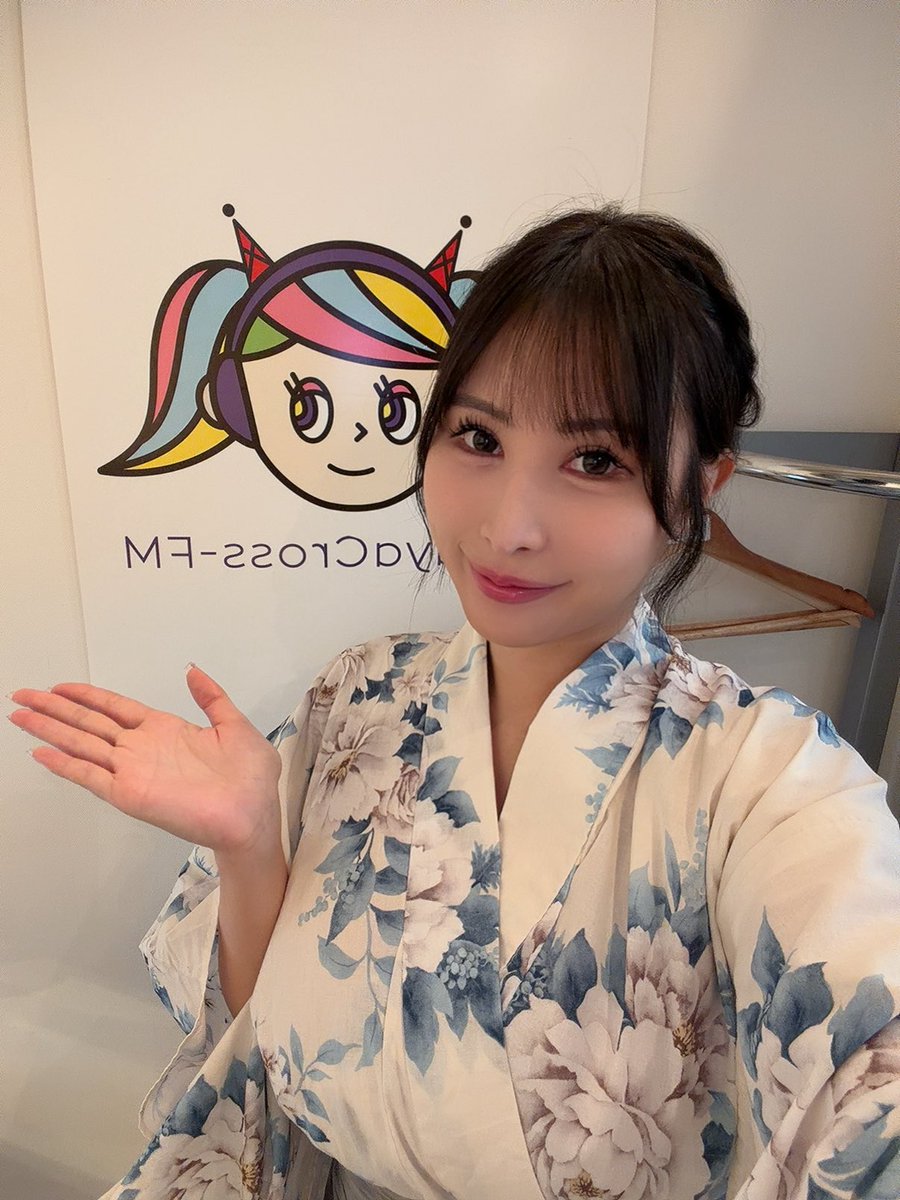 miyu_krone's tweet photo. おはようございます✨

今日は11:55〜Karat Lunch公開収録です📻

渋谷のあの場所で自分がラジオ収録できるなんて🫧

夏なので、浴衣を着てきました👘🎐
暑いけど、観覧しにきてくれるとうれしいです✨

@Karat0917 https://t.co/g0c7kb7OPo