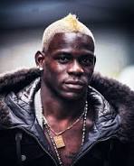 Frng_75's tweet photo. @xspotsdamark @myriapodafan That's not the debate (at least for afro descendant), the debate is about black women using wigs with hair types that dont grow out of their scalp.
Nobody looks at Pogba or Balotelli and think it's because they wanted to appear more white, it was obviously just for style. https://t.co/ubxD92PGiw