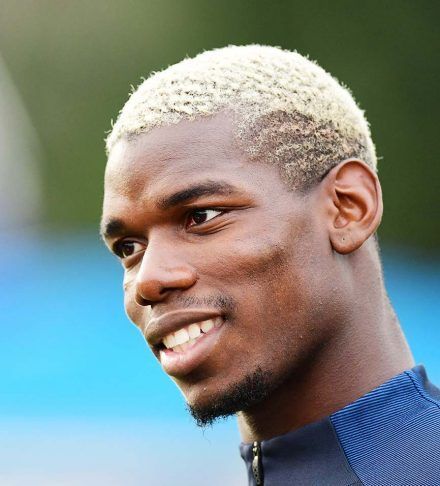 Frng_75's tweet photo. @xspotsdamark @myriapodafan That's not the debate (at least for afro descendant), the debate is about black women using wigs with hair types that dont grow out of their scalp.
Nobody looks at Pogba or Balotelli and think it's because they wanted to appear more white, it was obviously just for style. https://t.co/ubxD92PGiw
