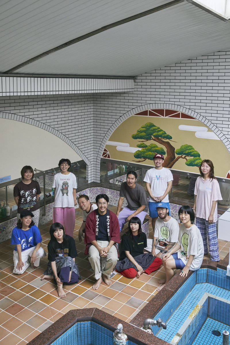 POPEYE_Magazine's tweet photo. 2016年3月号「仕事とは？」では、31人にじっくりと話を聞いた。あれから10年。今回、その特集にゆかりのある３人に会ってきました。１人目は『サウナの梅湯』番頭として登場した湊三次郎さん。当時は25歳。新卒で入社したアパレル会社を辞めて、たった一人で銭湯経営に踏み出したばかり。現在は『梅湯』など10軒の銭湯を継業する「ゆとなみ社」代表取締役として約100人ほどを束ねている。銭湯を愛する気持ちを貫き、見事に輪を広げた湊さん。もちろん、心が折れそうになったこともあったという。吉本隆明氏は「10年、毎日続けたらいっちょまえになる」と語っていたが、まさにその通��。いや、それ以上だろう。湊さんと「ゆとなみ社」に集う若者たちを見ていると、この10年の日々の豊かさと、これから先の10年に満ちる希望を感じる。

#popeyemagazine
#これが僕の仕事