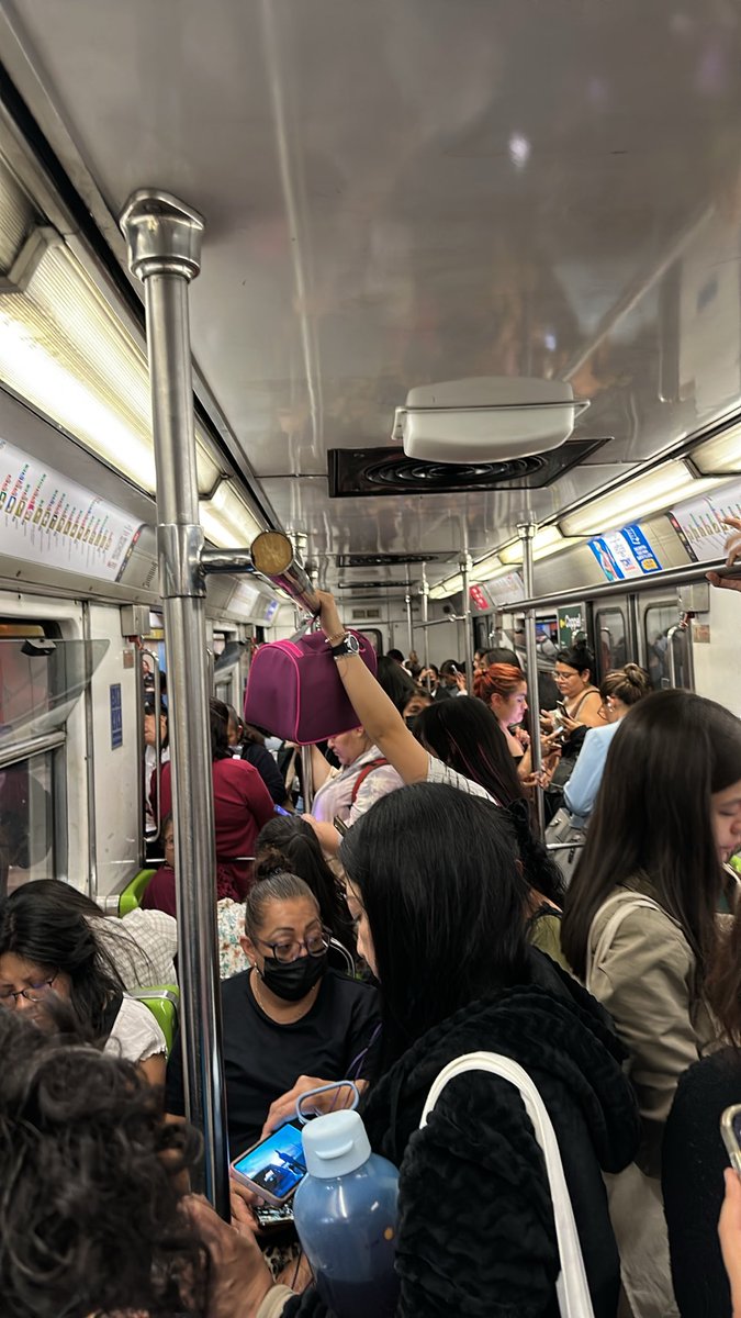 SariDicee's tweet photo. 10 pendejos minutos detenidos en Metro Zapata y nada más no avanza. Que pedo aquí @MetroCDMX @ClaraBrugadaM esta estación no entro en tu catálogo de ajolotes para el mundial o qué pedo? https://t.co/8KPZ9abtCL