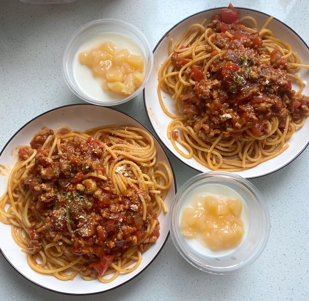 TaGsTv2's tweet photo. A cozy weekday dinner: homemade tomato basil pasta + a side of garlic bread. Simple, warm, and hits just right after work ， https://t.co/dx3M9pJzOu