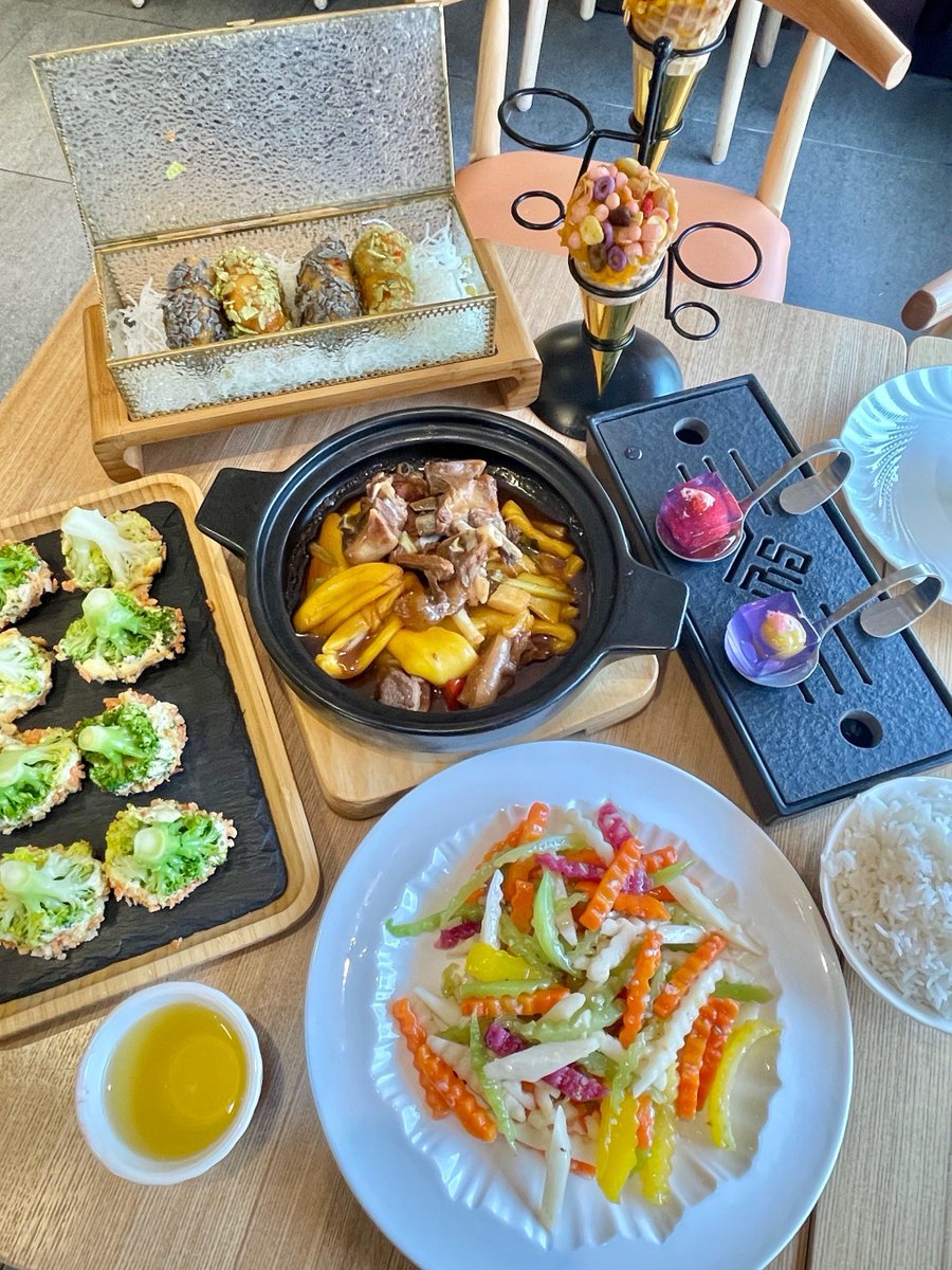 andrewbui100's tweet photo. [This Thanksgiving feast is bursting with juicy turkey, cozy sides and warm vibes! Grateful for every delicious bite with loved ones  #Thanksgiving特餐]， https://t.co/FshIJQ3hzJ