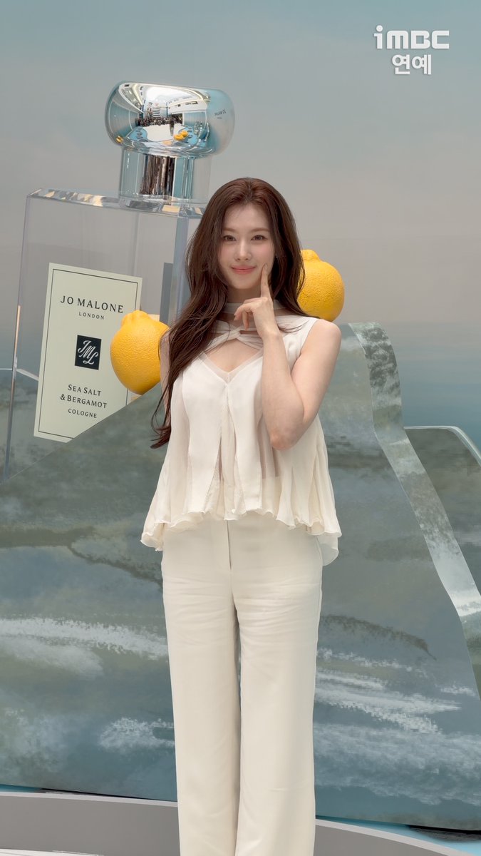 imbcenews's tweet photo. [Shorts] 너무너무 예뻐서 샤샤샤💗 #사나 
#트와이스 #TWICE #SANA #조말론런던 #JoMaloneLondon #포토콜 

⬇️영상 Click Plz⬇️
https://t.co/LZXjQT5o1j https://t.co/nvOjQ72aZp