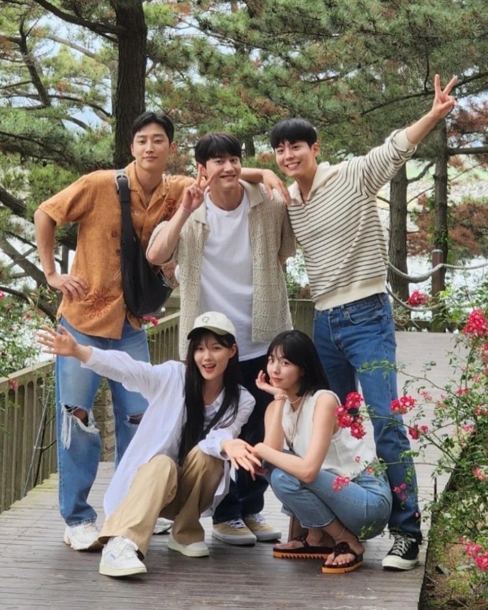 enjoywithkorea's tweet photo. ”雲を描いた月明かり”
パク・ボゴム♥キム・ユジョン
10年ぶりに再会❤️‍🔥

2016年の大ヒット作
『雲が描いた月明かり』が
放送10周年を記念して
特別バラエティに✨

パク・ボゴム、キム・ユジョン、
ジニョン、チェ・スビン、
クァク・ドンヨンの“完全体”が再集結！

パク・ボゴムの提案をきっかけに
5人で江原道・洪川へ1泊2日の旅へ🌿

📺9/16・23 KBS放送

#韓国 #韓国情報 #パク・ボゴム
---------------------------

threadsではより早く、より多くの情報発信中！
https://t.co/ksGgcAGUGn

GTツアー公式LINE🔻
https://t.co/Yls9s9OAiG