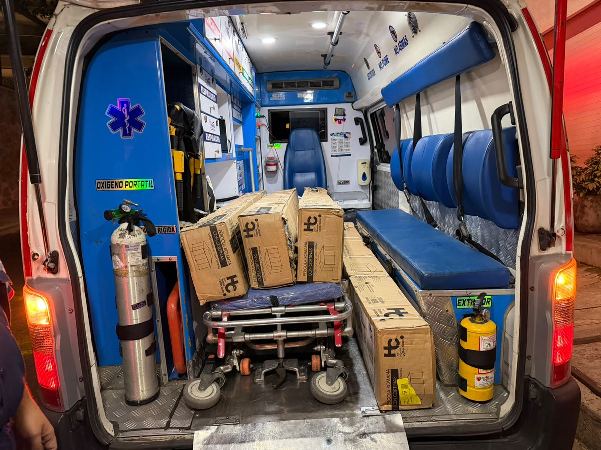 JavierDlacuadra's tweet photo. Resumen de hoy: La solidaridad de este país no tiene límites. Conseguimos, no solo los insumos hospitalarios y medicinas urgentes que viajan en aviones de la Patrulla Aérea mañana a primera hora, sino las CARPAS. Sí, unas personas maravillosas donaron carpas en Bogotá y en Cali que servirán muchísimo en Buenaventura para la atención de pacientes ¿Vieron las imágenes de los pacientes mojándose con la lluvia? pues no va a volver a pasar. Y lo mejor, Red vital Cali, una empresa de ambulancias, las recogió en la casa del donante y las va a llevar puerta a puerta de Cali al Hospital en Buenaventura. AÚN NO CONSEGUIMOS EL OXÍGENO, pero hay mucha gente que se está moviendo para conseguirlo. Falta es que una empresa de oxígeno se ponga la mano en el considere. Gracias a todas y todos!  Cabe anotar que uno cuenta la historia pero lo que hay es gente ayudando. Somos pequeñas hormiguitas. Vamos de a pocos pero seguimos!!!!!