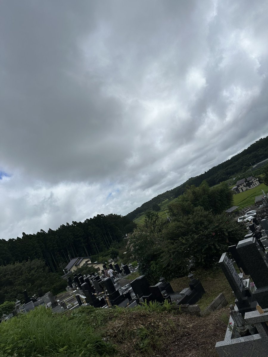 saicoro21's tweet photo. 降水確率80%で来る途中雨降ってたけど墓参りの時だけ晴れにするの死んだばーちゃんまじで晴れ女 https://t.co/pZRlsuCBFL