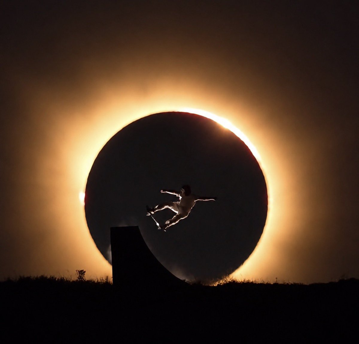 EnsedeCiencia's tweet photo. España vivió una escena que parece sacada de una película. 🌑🔥

En pleno eclipse total de Sol, el skater español Danny León protagonizó una espectacular toma al ejecutar un salto perfectamente alineado con el Sol eclipsado en el horizonte.

Por unos instantes, deporte y astronomía coincidieron para crear una imagen difícil de olvidar: un skater volando frente a uno de los fenómenos naturales más impresionantes del planeta. 🛹☀️

Esto no es IA, es el amor por hacer realidad, aunque sea una sola vez en la vida, aquello que tanto amamos: un homenaje a nuestro universo. ❤️