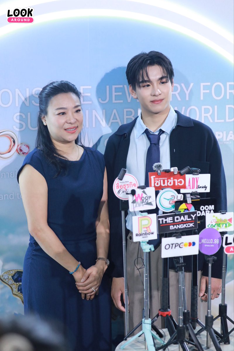 LookAround_TH's tweet photo. ช่วงสัมภาษณ์ “นอร์ท ปริชญ์ดิศรณ์” และคุณแม่ ในงาน “Responsible Jewelry for Sustainable World by GIT x NEXTOPIA” 💍🩵✨

GIT x NORD
#GITxNord
#NordPritdison #iZ 
#GITThailand #GITxNEXTOPIA 
#ResponsibleJewelry #ThePureLight https://t.co/HPto06i6Wf