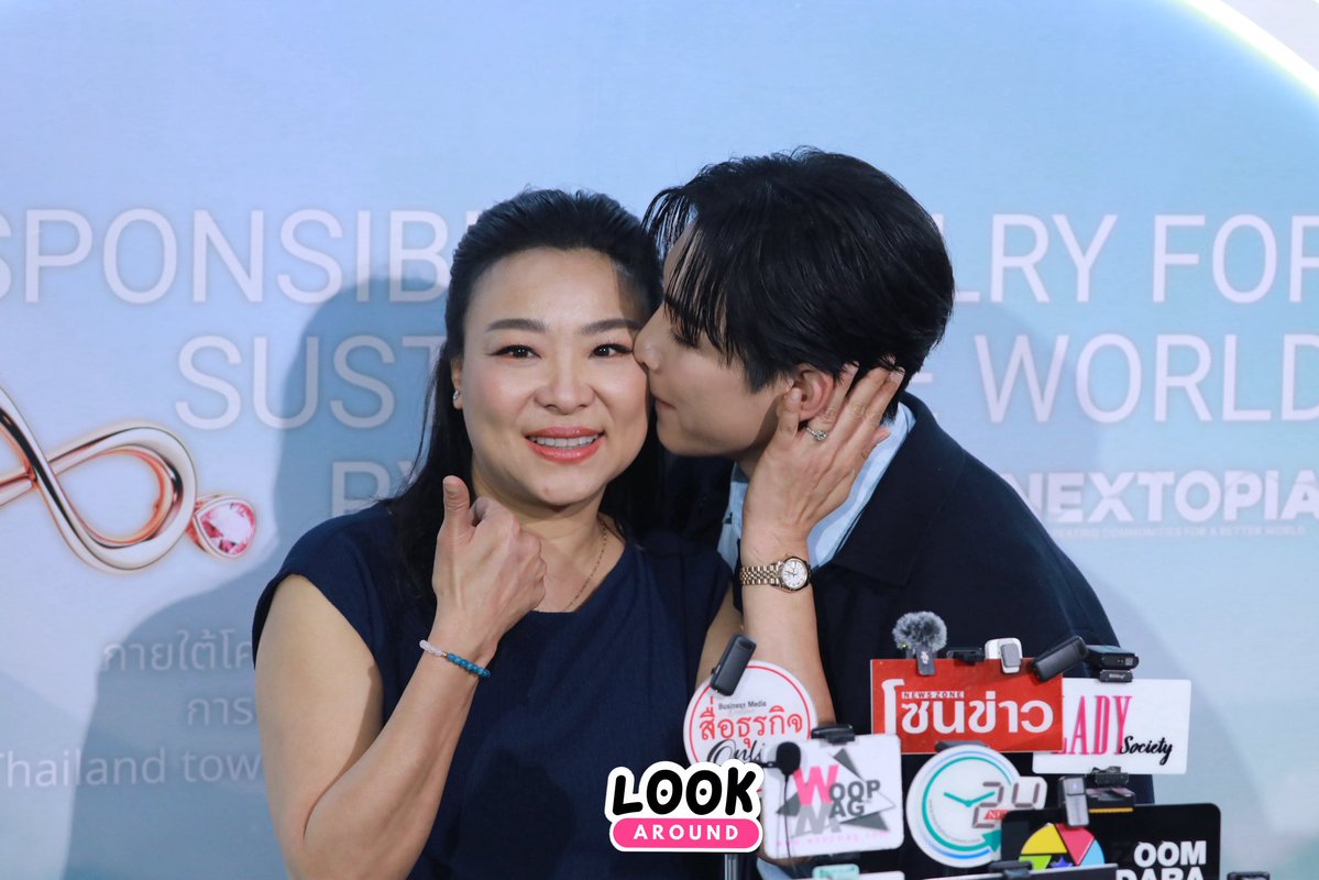 LookAround_TH's tweet photo. ชื่นใจสุดๆ “นอร์ท ปริชญ์ดิศรณ์” และคุณแม่ ช่วงสัมภาษณ์ ในงาน “Responsible Jewelry for Sustainable World by GIT x NEXTOPIA” 💍🩵✨

GIT x NORD
#GITxNord
#NordPritdison #iZ 
#GITThailand #GITxNEXTOPIA 
#ResponsibleJewelry #ThePureLight https://t.co/P1sqi4pWyM
