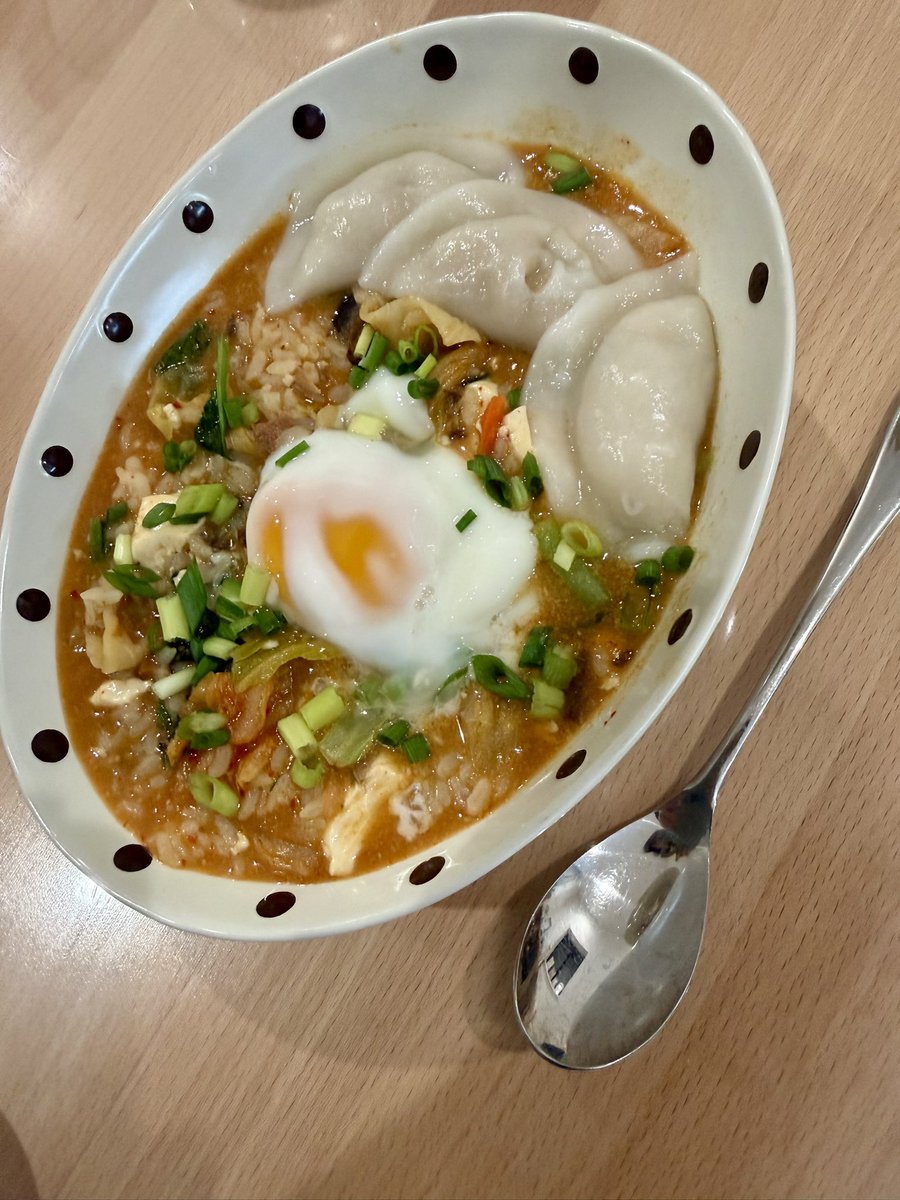 renya_0207's tweet photo. 家にあるものをかき集めて作った朝ごはん🥣
鯖味噌汁キムチ雑炊水餃子のせ https://t.co/lGB4TP7Eje