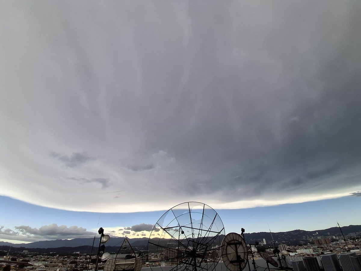 Yosh_G's tweet photo. Horas antes de la destrucción de Ciudad Guatemala, extrañas nubes cubrieron el cielo de aquella vieja y cansada ciudad. Sus habitantes, algunos que ya volvían a casa, sacaron sus teléfonos y tomaron múltiples fotografías al particular espectáculo celestial sin saber que era el último atardecer de la mayor metrópoli de Centroamérica.