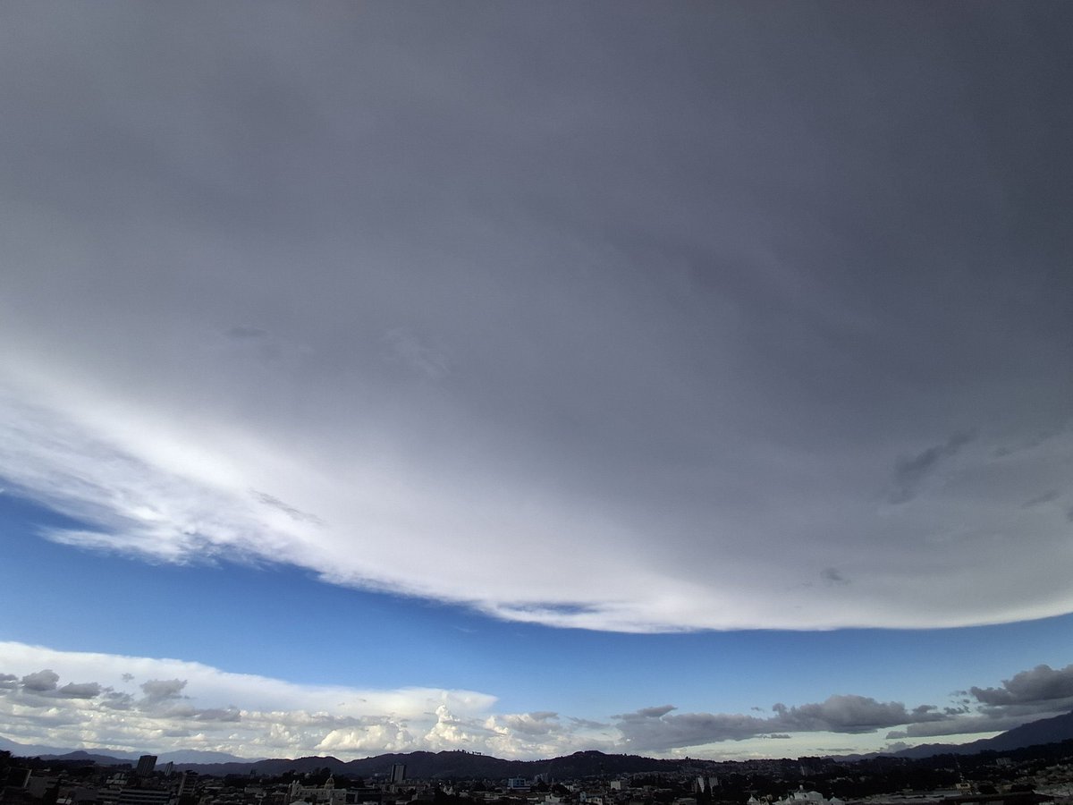 Yosh_G's tweet photo. Horas antes de la destrucción de Ciudad Guatemala, extrañas nubes cubrieron el cielo de aquella vieja y cansada ciudad. Sus habitantes, algunos que ya volvían a casa, sacaron sus teléfonos y tomaron múltiples fotografías al particular espectáculo celestial sin saber que era el último atardecer de la mayor metrópoli de Centroamérica.