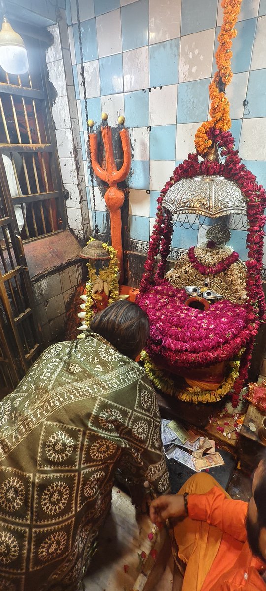 Babitasingh_'s tweet photo. विंध्याचल पर्वत, मिर्जापुर पर विराजमान आदि शक्ति माँ विंध्यवासिनी, माता कालीखोह एवं माँ अष्टभुजा के दिव्य-भव्य स्वरूप के विधिवत दर्शन-पूजन का सौभाग्य प्राप्त हुआ।

माता विंध्यवासिनी, माँ कालीखोह एवं अष्टभुजा माता का शाश्वत त्रिकोण सर्वमंगल का कारक सिद्ध हो ऐसी मेरी शुभेच्छा है। https://t.co/3oqiZvRxDh
