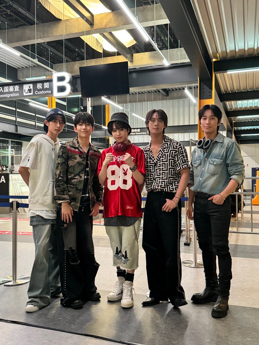 HFU_official's tweet photo. [📸] テレビ朝日『#大空港 〜GATE24〜』　第4話

皆さんご覧になっていただきましたか??

5人で #HiFiUnicorn としてドラマに出演するという貴重な経験をさせていただきありがとうございました!!✨

@daikuukou__ex
#テレ朝 #ドラマ #HiFiUnicorn #HFU #ハイファイユニコーン #ハパユ https://t.co/DvDxo6n2VY