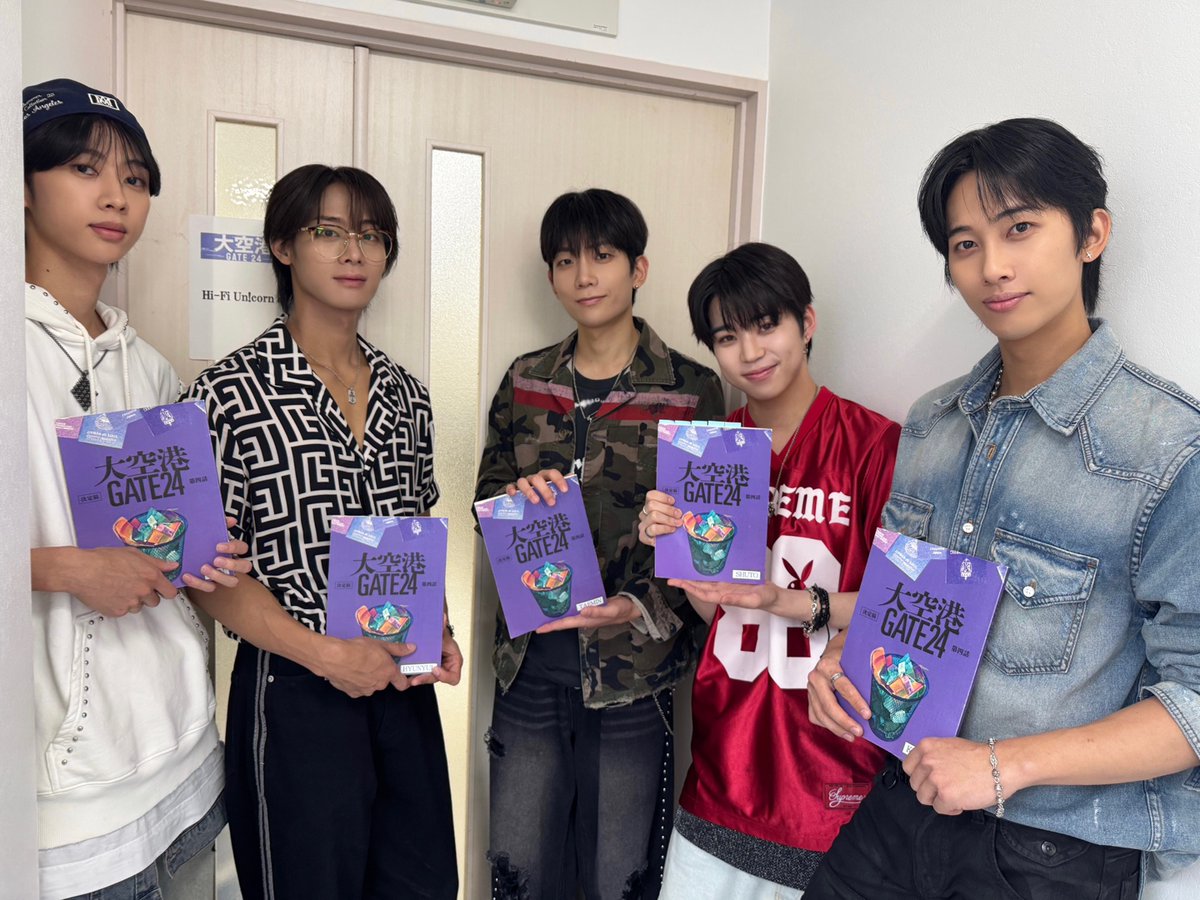 HFU_official's tweet photo. [📸] テレビ朝日『#大空港 〜GATE24〜』　第4話

皆さんご覧になっていただきましたか??

5人で #HiFiUnicorn としてドラマに出演するという貴重な経験をさせていただきありがとうございました!!✨

@daikuukou__ex
#テレ朝 #ドラマ #HiFiUnicorn #HFU #ハイファイユニコーン #ハパユ https://t.co/DvDxo6n2VY