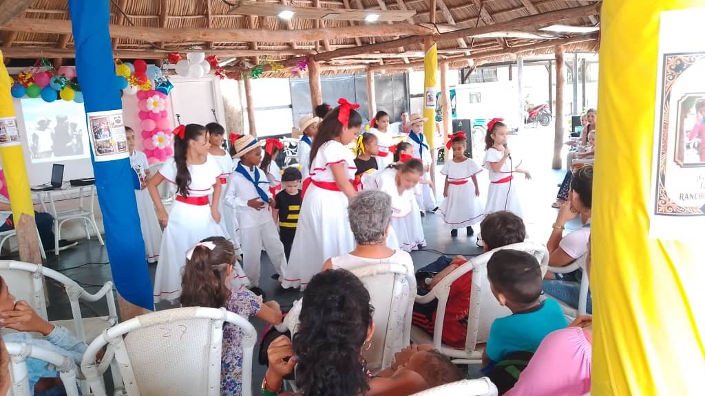 yasnay25's tweet photo. Los niños de @CubaCubacons , junto a La Colmenita de Diez deOctubre, llenaron de arte y esperanza la mañana. Música, teatro y poesía para honrar al Comandante en su Centenario y sembrar valores en las nuevas generaciones 🇨🇺
#100AñosConFidel #ConstruyendoElFuturo #SomosCuba https://t.co/5VsrW2vVdR