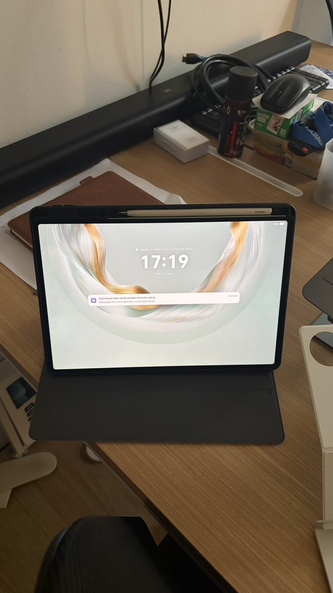 ocibuzzer's tweet photo. wts huawei matepad 12.1inch baru beli april, pemakaian wps aja sama musik (karena emg buat kuliah) 128/512, dapet charger + stylus + keyboard magnetic + gw ada beli casing beruang itu juga baru. belinya dulu 12juta, jual lagi 10jt. bisa cod bisa kirim apa aja #zonauang https://t.co/EQJsSvockw