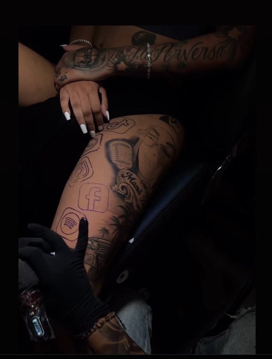 Nanaa3675's tweet photo. No se está tatuando unos simples logos. Está contando su historia como artista. “Mama Tarima”, las redes que la hicieron viral y las plataformas donde ha construido su carrera. Para muchos son íconos; para ella, son parte de su legado. 
#ElManicomio https://t.co/KhcOdjMyLt
