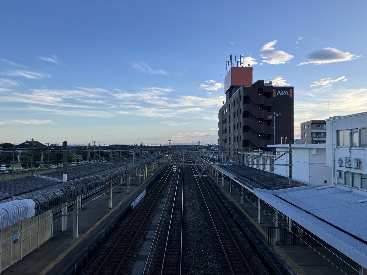 _Takeoji's tweet photo. あいの風とやま鉄道
早朝の魚津駅(2026.8.13)
4枚目は12年前の魚津駅。
朝の魚津3番ホームにはサンダーバード10号がいました。 https://t.co/sNB6YmELBf