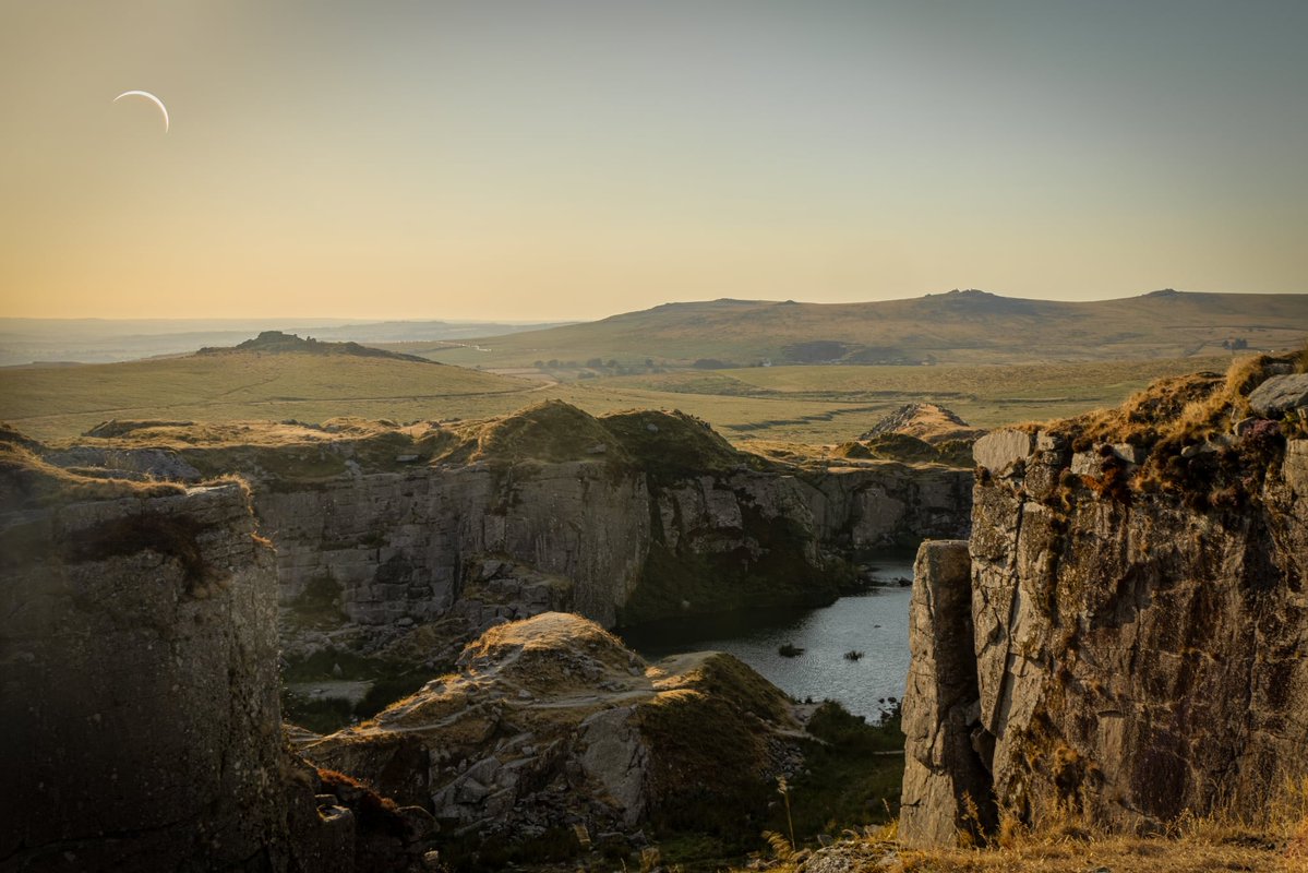PhilMorgan1987's tweet photo. The solar eclipse, shot from Dartmoor. #dartmoor #devon #eclipse #landscape https://t.co/FcGi1rEZTC