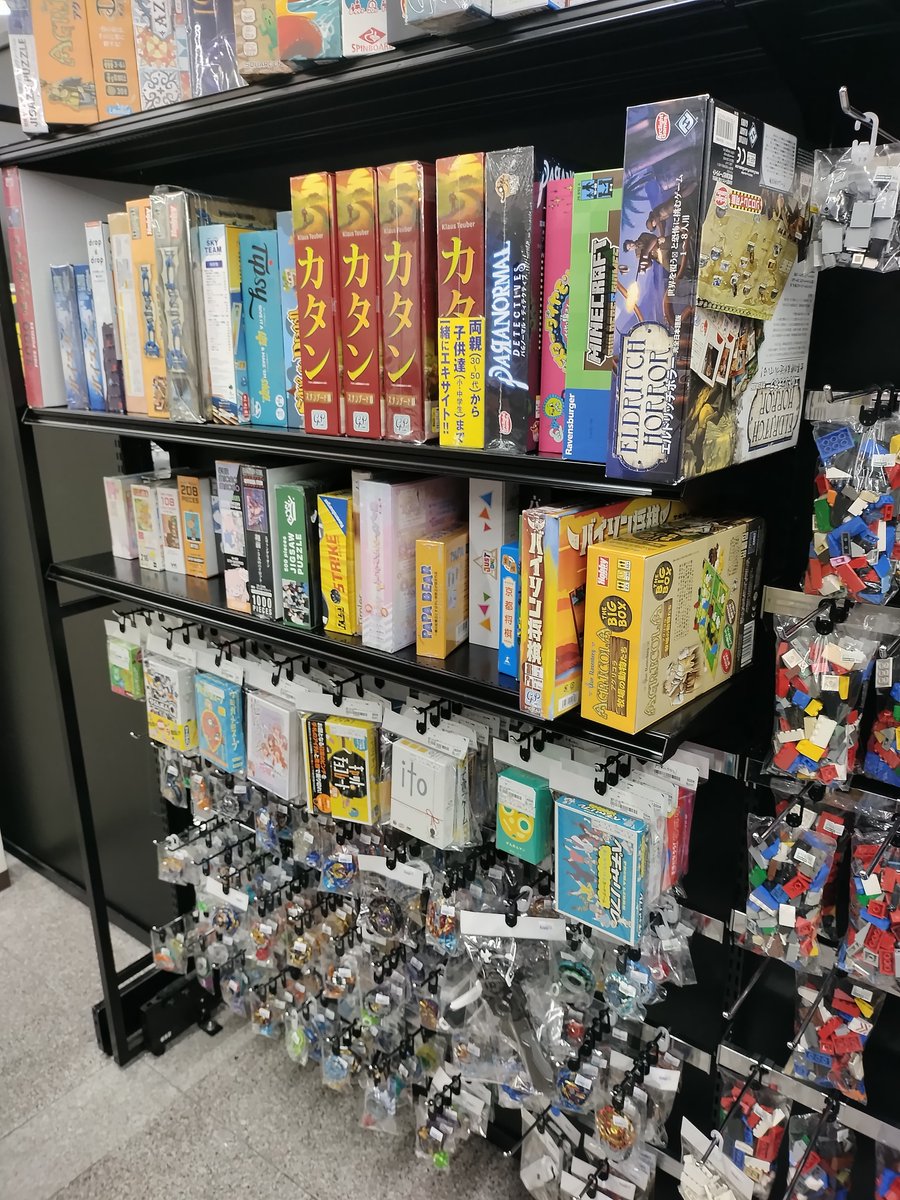 BO_FushimiHobby's tweet photo. 当店ホビーコーナーは先日レイアウト変更を行いました‼️
220円以下のコーナーがトレカ側に移動し、5スパンから10スパンに売り場が倍増✨
フィギュアコーナーが6スパン拡張するなど、新しくなりました‼️
是非一度、新しくなったホビーコーナーへお越し下さいませ😆
#ブックオフ伏見 https://t.co/bLWxEtXEaN