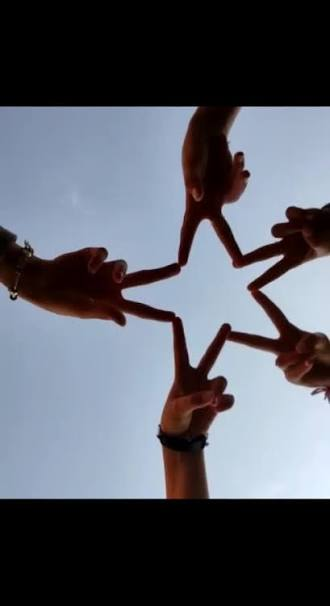 tsarbvcks's tweet photo. asked friends if we could hold hands so we could look like the hand star... jawn ended up lookin like a book 🤣 #bigwalk https://t.co/YC8ZgmNkUw
