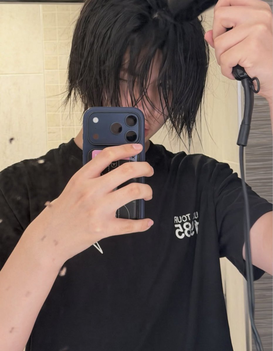 loutifulday's tweet photo. HE’s GETTING SOOO GOOD AT TAKING SELCA OH MY GODDD😭😭😫😫😫❤️ https://t.co/MC0fJj5F7l