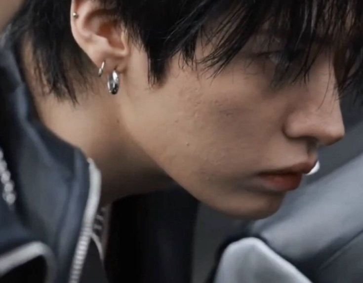 aerihwng's tweet photo. astéria | hyunho au! 

Cuando un gigantesco lobo negro aparece repentinamente en sus sueños, sabe que debe ir por él. Sus pies descalzos contra la tierra húmeda lo llevaron hasta el territorio enemigo, y entre recuerdos pasados y sueños futuros, la historia se vuelve a escribir. https://t.co/dKlGdE5TK0